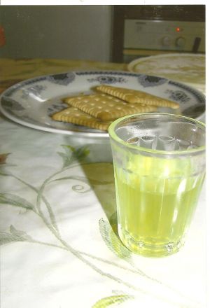 Jag bjuds på šumadija-te i den tjeckiska familjen Bůžeks kök.